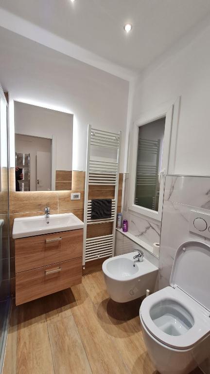 A bathroom at Giudei House Smart 2