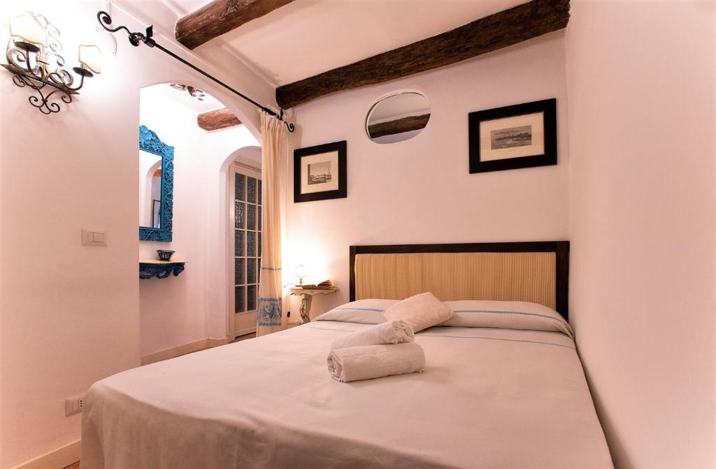 アルゲーロにあるAlguerhome Casa Turchese old townのベッドルーム1室(大型ベッド1台付)