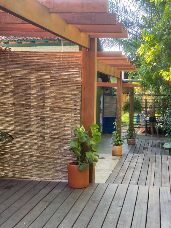 凱拉伊夫的住宿－Casa deck Caraíva，木甲板上种有盆栽植物