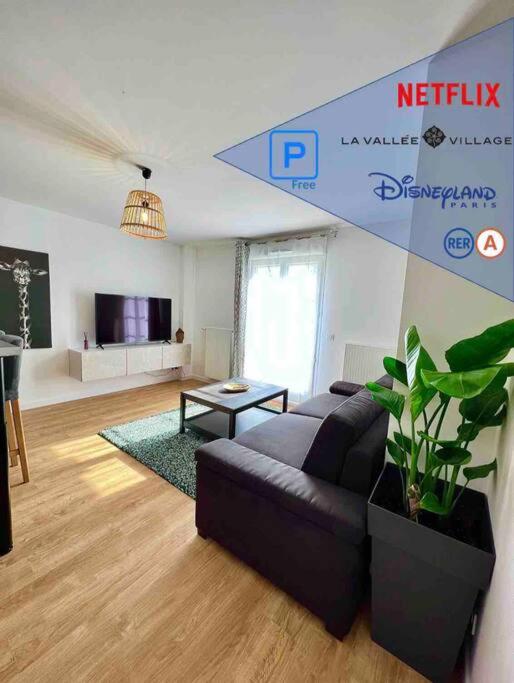 un salon avec un canapé et une table dans l'établissement Newwilliam, à Serris