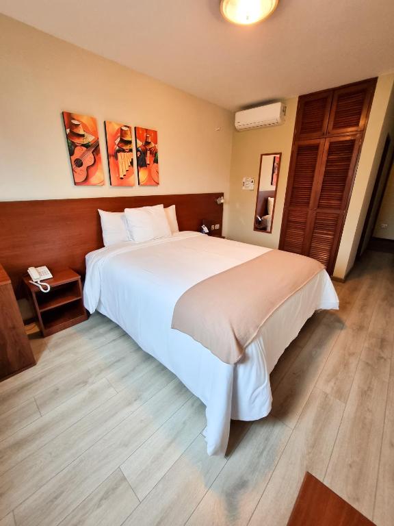 Postel nebo postele na pokoji v ubytování Hotel Las Palmas