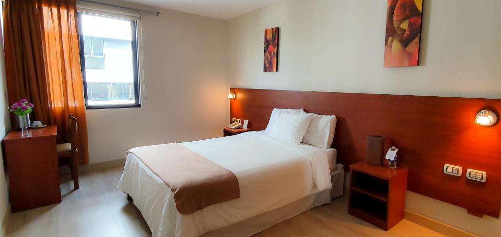 Postel nebo postele na pokoji v ubytování Hotel Las Palmas