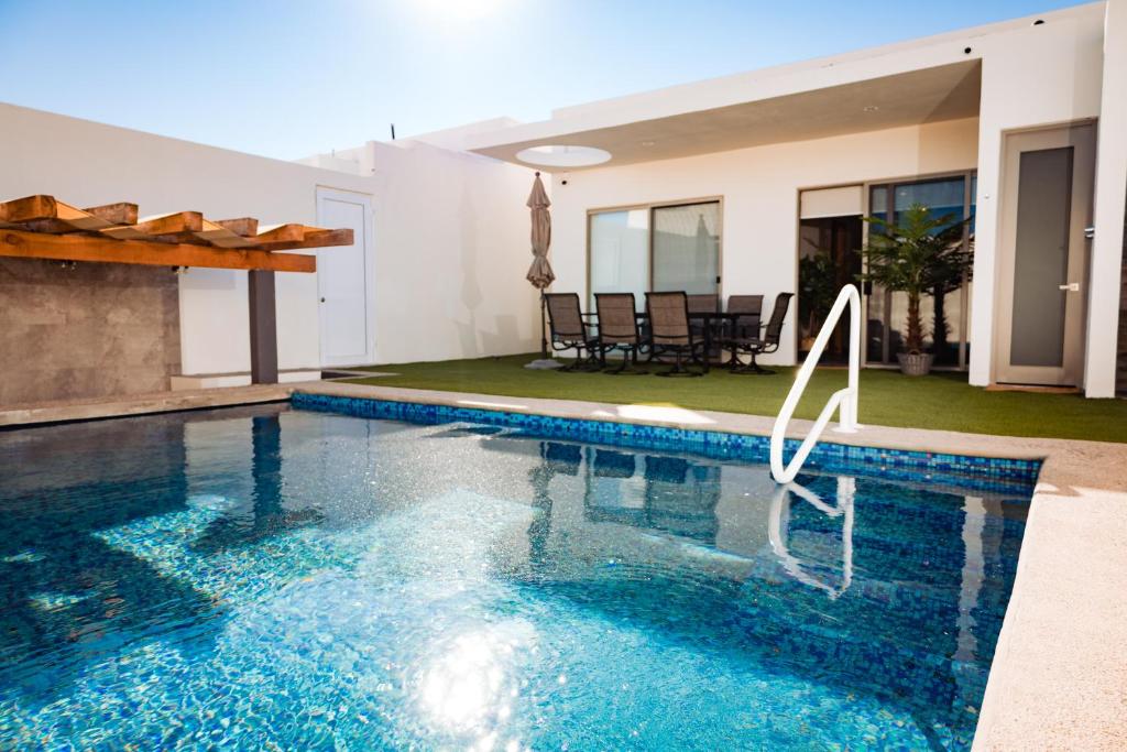una piscina en medio de una casa en Brand new home with heated pool en Puerto Peñasco