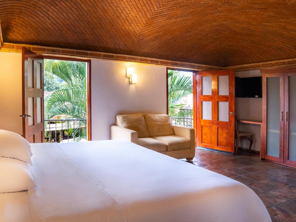 Postel nebo postele na pokoji v ubytování Hotel Casa Real Del Café