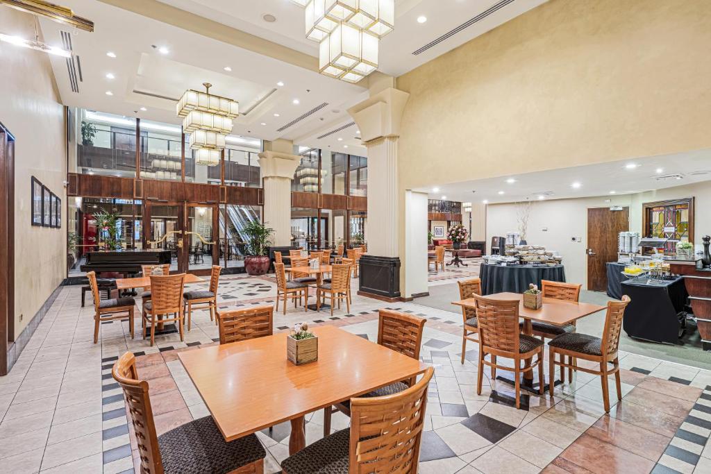 Un restaurante u otro lugar para comer en The Grace Hotel