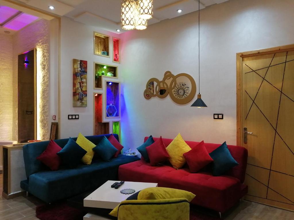 a living room with two couches with colorful pillows at Ryan 1 in Fez