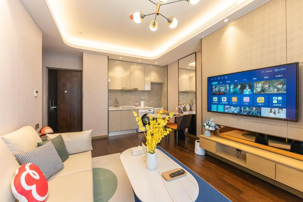 TV a/nebo společenská místnost v ubytování Locals Apartment Inn 04