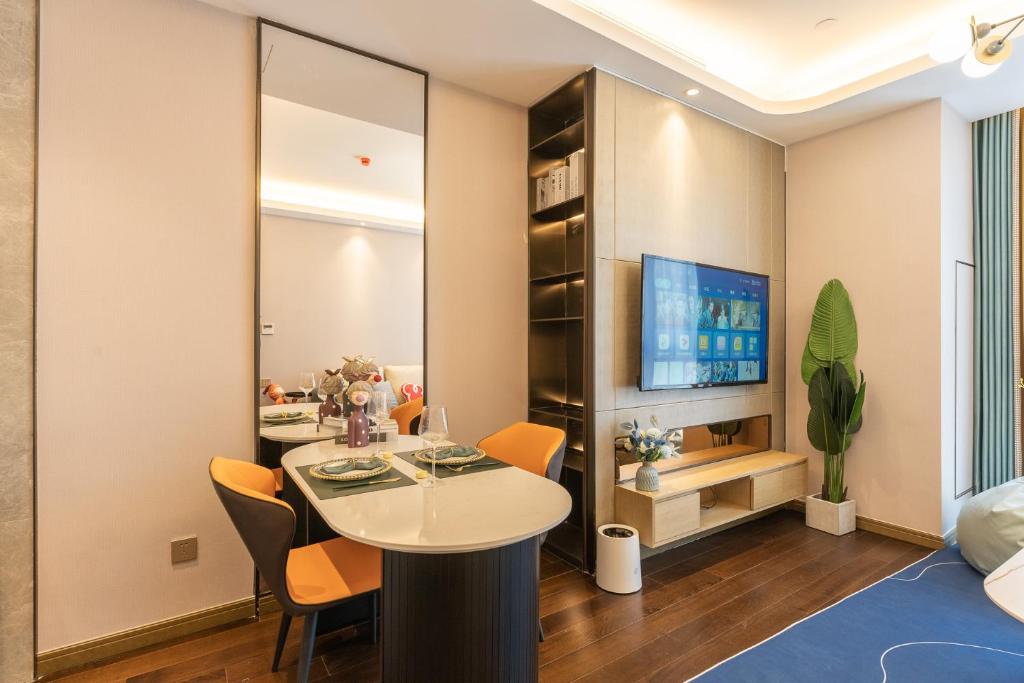 TV a/nebo společenská místnost v ubytování Locals Apartment Inn 04