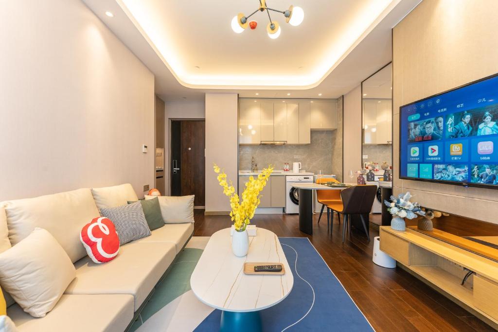 TV a/nebo společenská místnost v ubytování Locals Apartment Inn 04