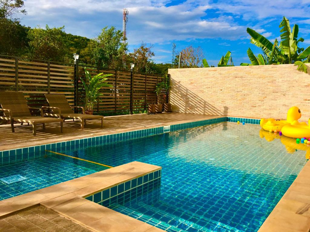 uma piscina num quintal com uma piscina em Koh Larn Riviera em Ko Larn