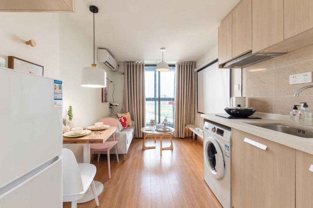 広州市にあるVanke Apartment Guangzhou South Railway Station Vanke Expo Expo Expo Olympic Park yueshidai square Changlong happy worldのキッチン、ダイニングルーム(ダイニングテーブル付)