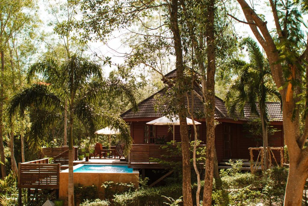 Der Swimmingpool an oder in der Nähe von Kirirom Hillside Resort