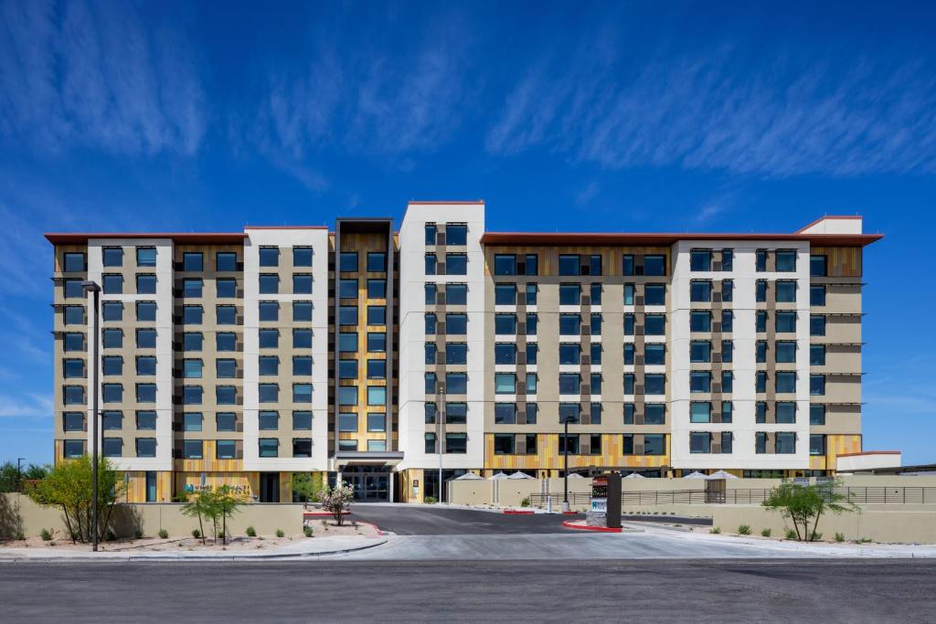 ein großes weißes Gebäude mit vielen Fenstern in der Unterkunft Hyatt House North Scottsdale in Scottsdale