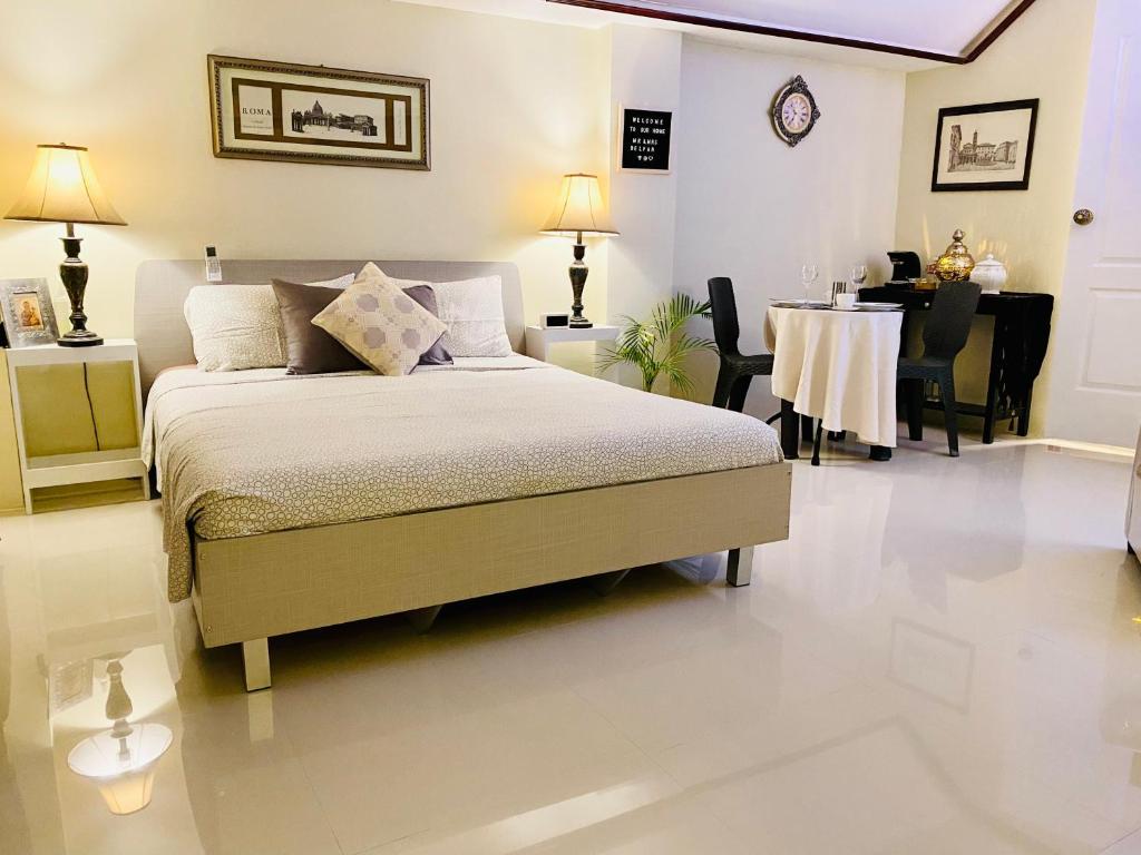 Stylish Suite with Garage in Naga City tesisinde bir odada yatak veya yataklar