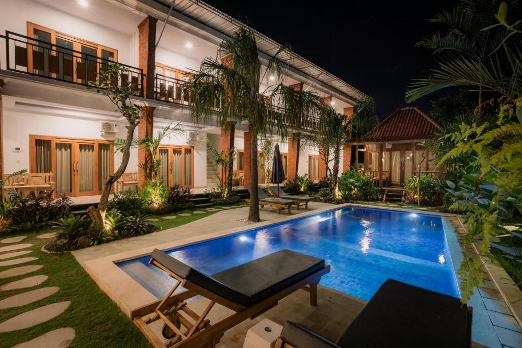 einen Innenhof mit Pool in einem Haus in der Unterkunft Mag Canggu Bali By Hospitality Bali in Canggu