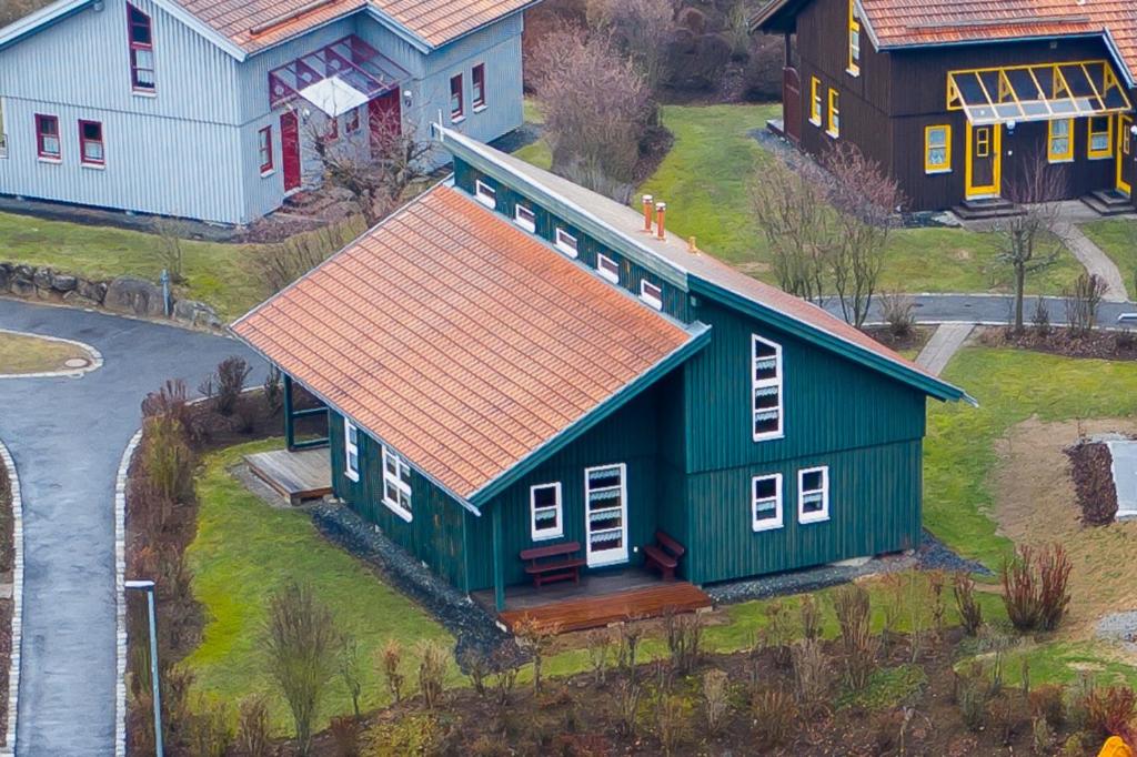 una vista aérea de una casa con techo naranja en Ferienhaus Nr 18A3, Feriendorf Hagbügerl, Bayr Wald, en Waldmünchen