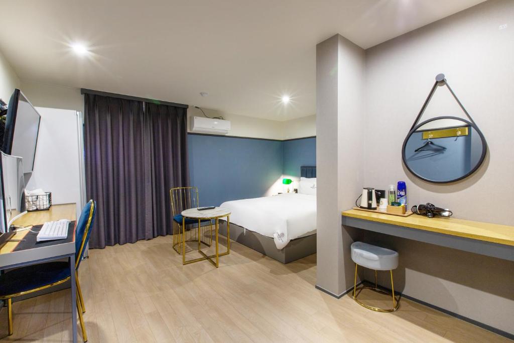 Brown-Dot Hotel Minam - Deluxe Double Room