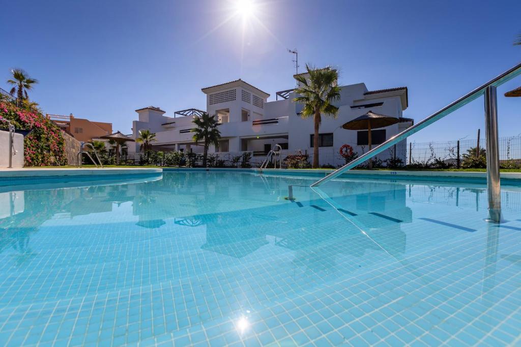 een groot zwembad met blauw water voor een gebouw bij Lotus 2349 in Casares