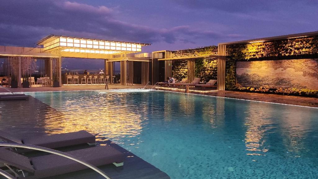 Piscina de la sau aproape de Hotel Okura Manila - Staycation Approved