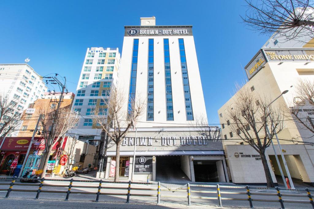 Brown-Dot Hotel Minam - Housity