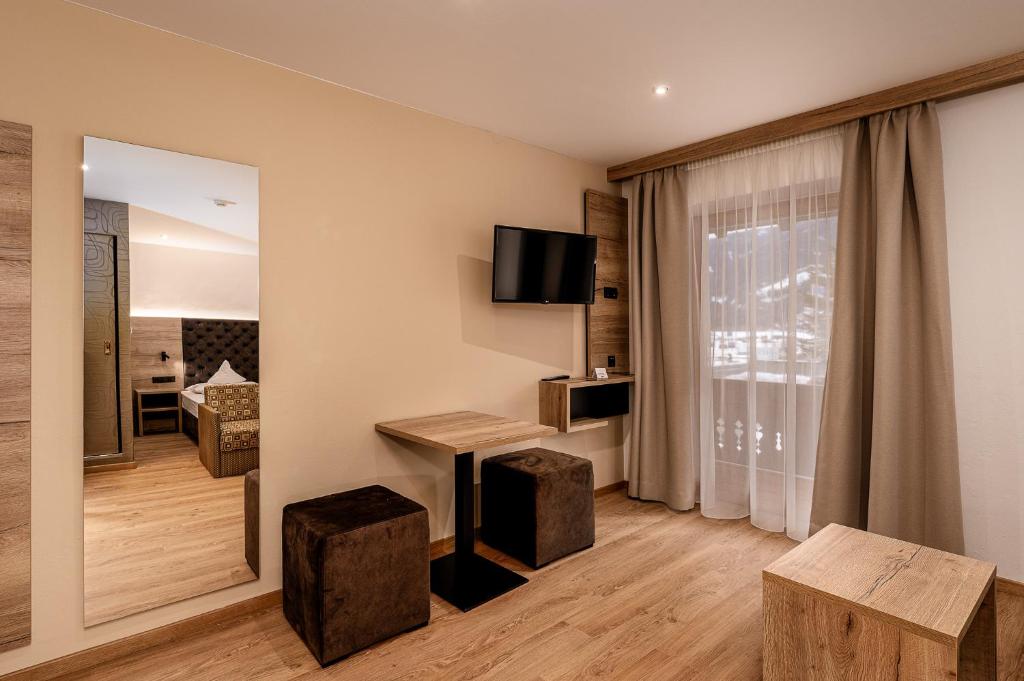 A television and/or entertainment centre at Hotel Klammer