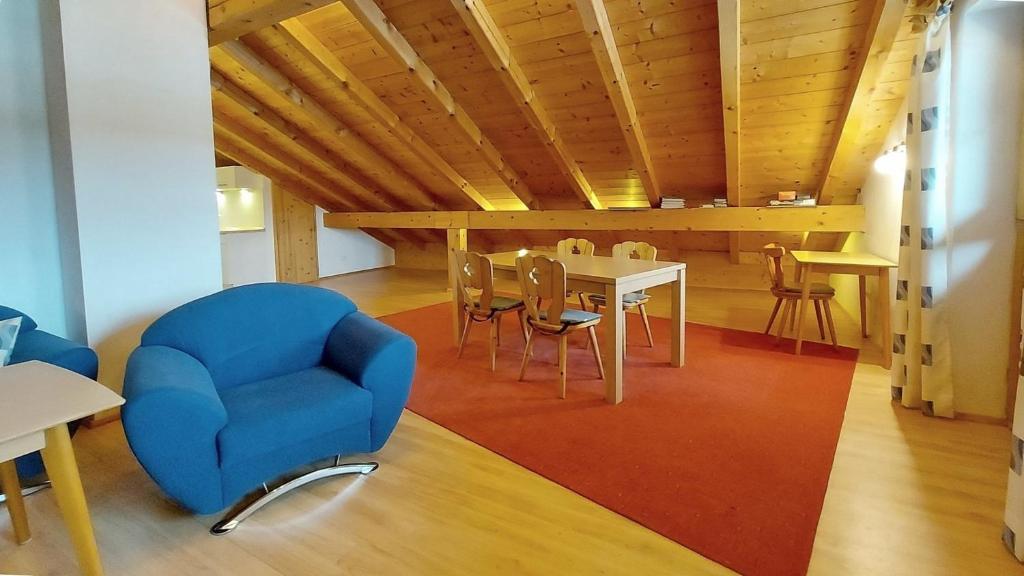 uma sala de estar com uma cadeira azul e uma mesa em Ferienwohnung Nr 5, Lechbruck-Gründl, Allgäu em Prem