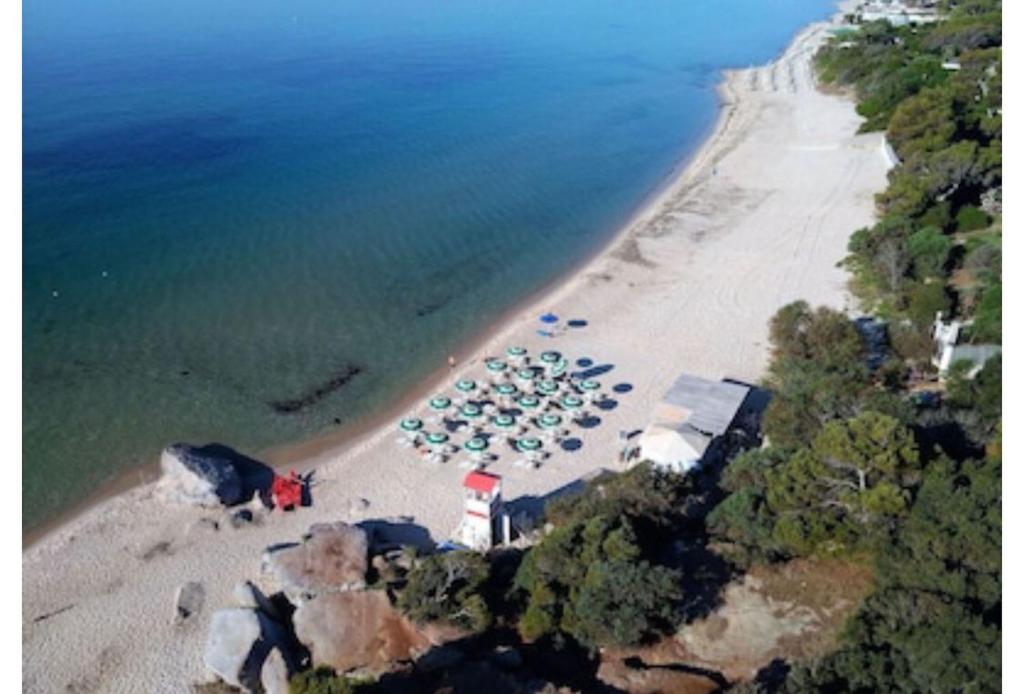 an overhead view of a beach with chairs and umbrellas at Santa Margherita di Pula, Calaverde, Deliziosa villetta 100 metri dal mare in Santa Margherita di Pula