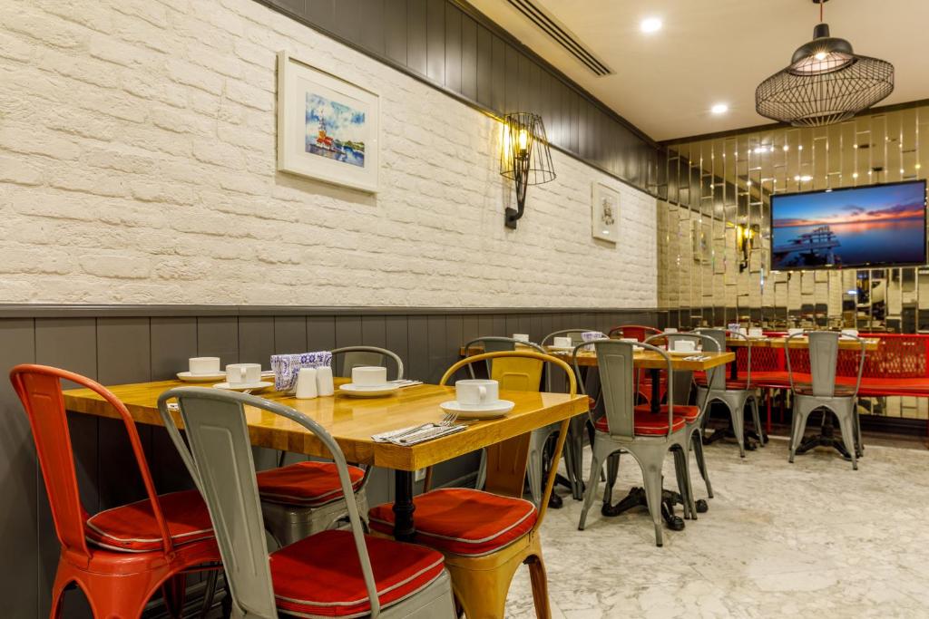 A restaurant or other place to eat at La Porte de Taksim