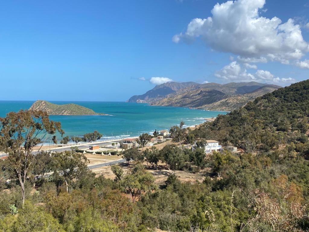 uma vista para a praia e para o oceano em Les IRIS em Al Hoceïma