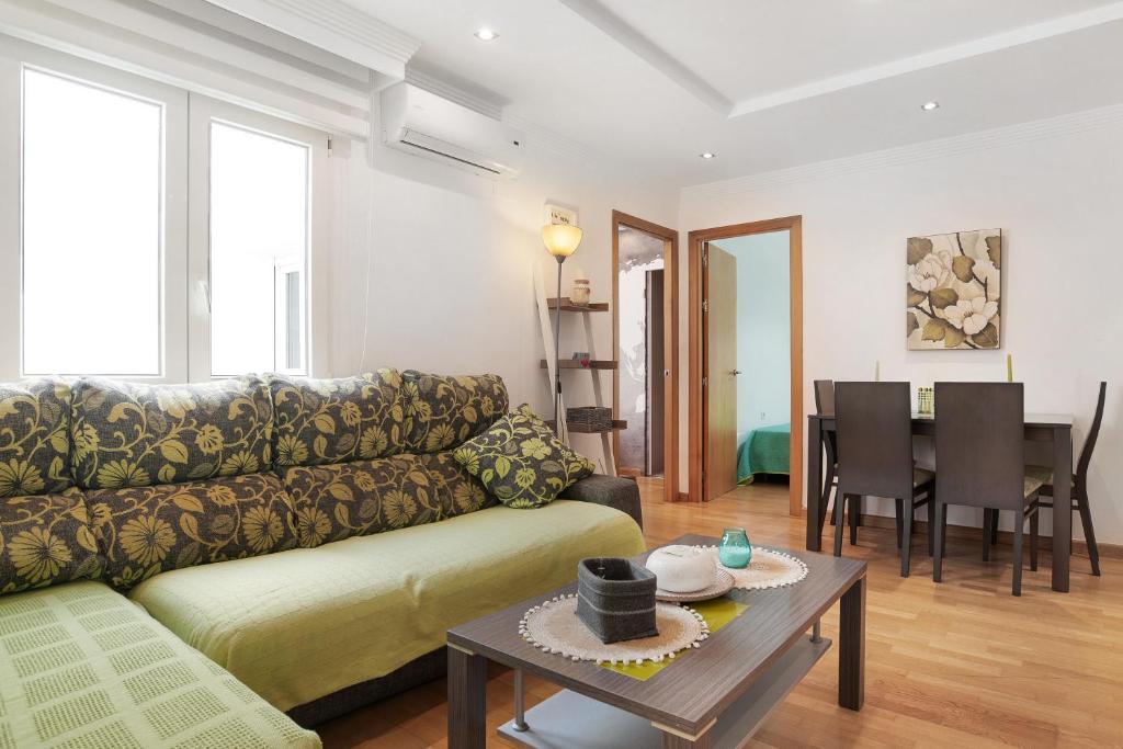 salon z kanapą i stołem w obiekcie Apartamento Sol - Sólo Familias w mieście Conil de la Frontera