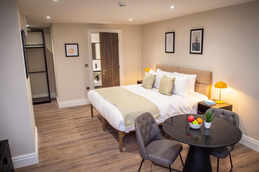 Postel nebo postele na pokoji v ubytování The Gresham Aparthotel