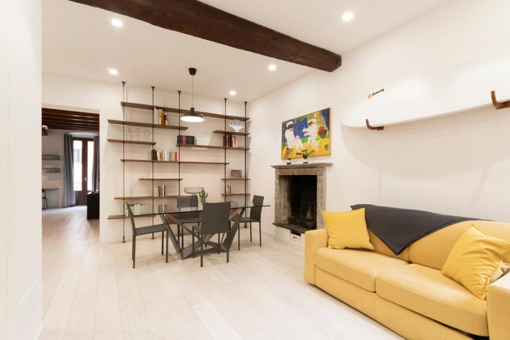 salon z żółtą kanapą i stołem w obiekcie San Lorenzo Apartment w Mediolanie