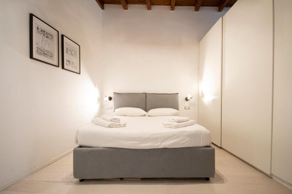 Łóżko lub łóżka w pokoju w obiekcie San Lorenzo Apartment