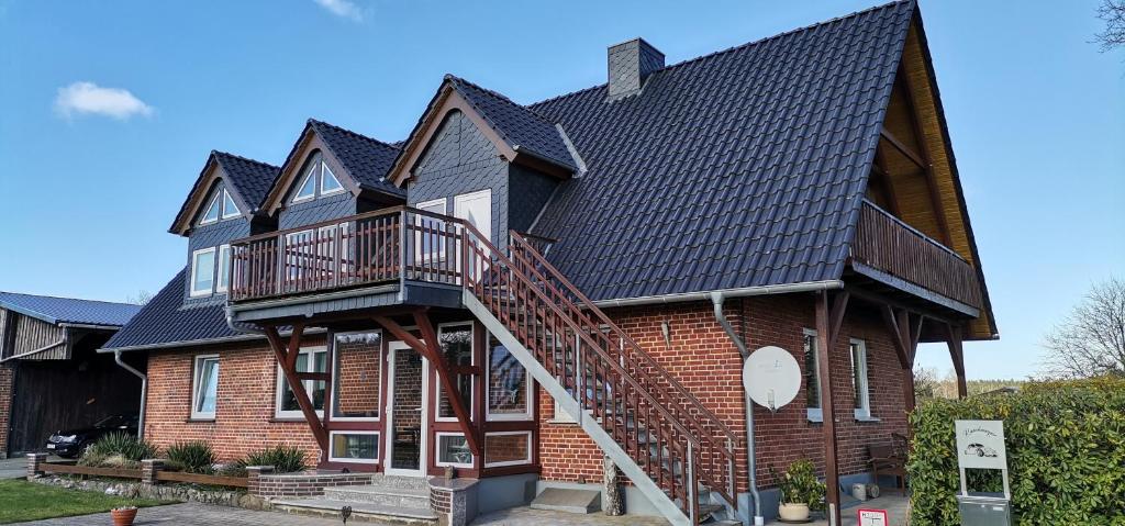 une maison avec un toit en gambrel et des escaliers. dans l'établissement Ruschmeyer, à Soltau