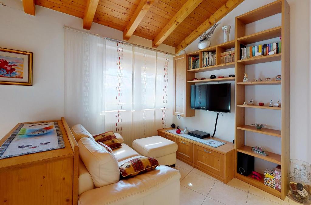 Televízia a/alebo spoločenská miestnosť v ubytovaní Mansarda con giardino Val di Sole Trentino