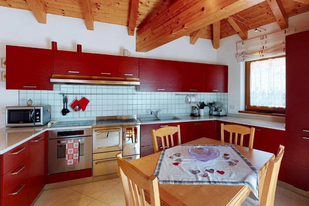 Kuchyňa alebo kuchynka v ubytovaní Mansarda con giardino Val di Sole Trentino