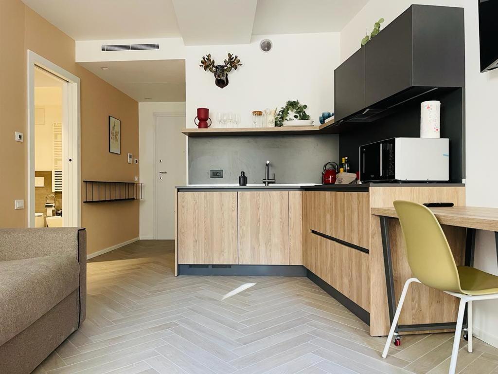 uma cozinha com um lavatório e uma bancada em MUROS - Design Apartments in Trento em Trento