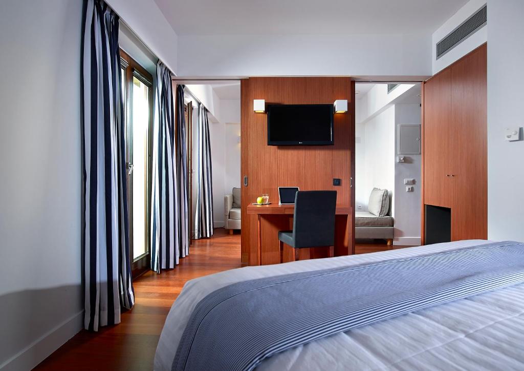 TV a/nebo společenská místnost v ubytování Porto Veneziano Hotel