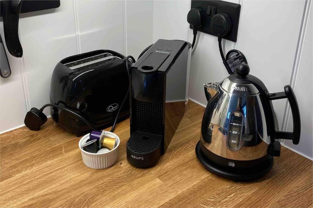 a blender and a tea kettle on a counter at Peaceful Shepherd’s Hut in beautiful countryside. in Linlithgow