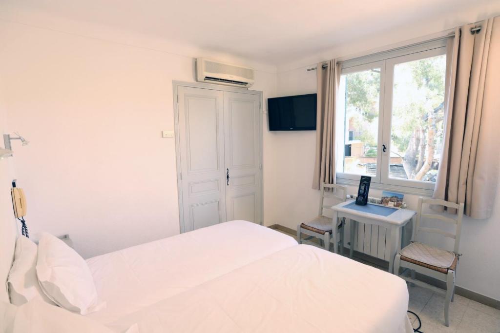TV a/nebo společenská místnost v ubytování Hôtel de la Plage - HDLP
