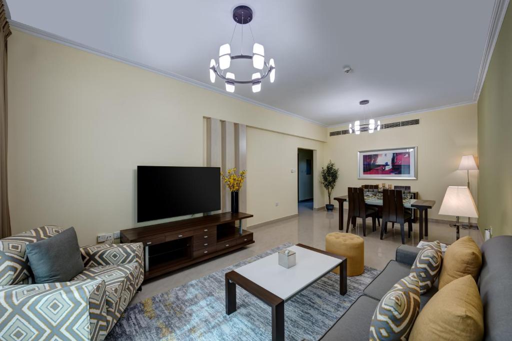 TV a/nebo společenská místnost v ubytování Radiance Premium Suites