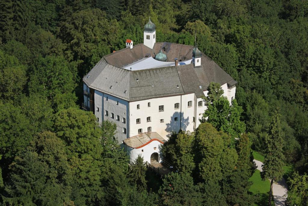 een groot gebouw met een toren op de top van een bos bij Schloss Amerang in Amerang