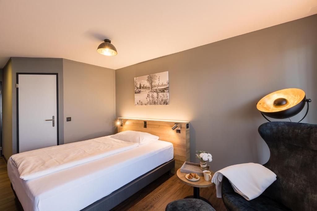 Postel nebo postele na pokoji v ubytování Aarau West Swiss Quality Hotel