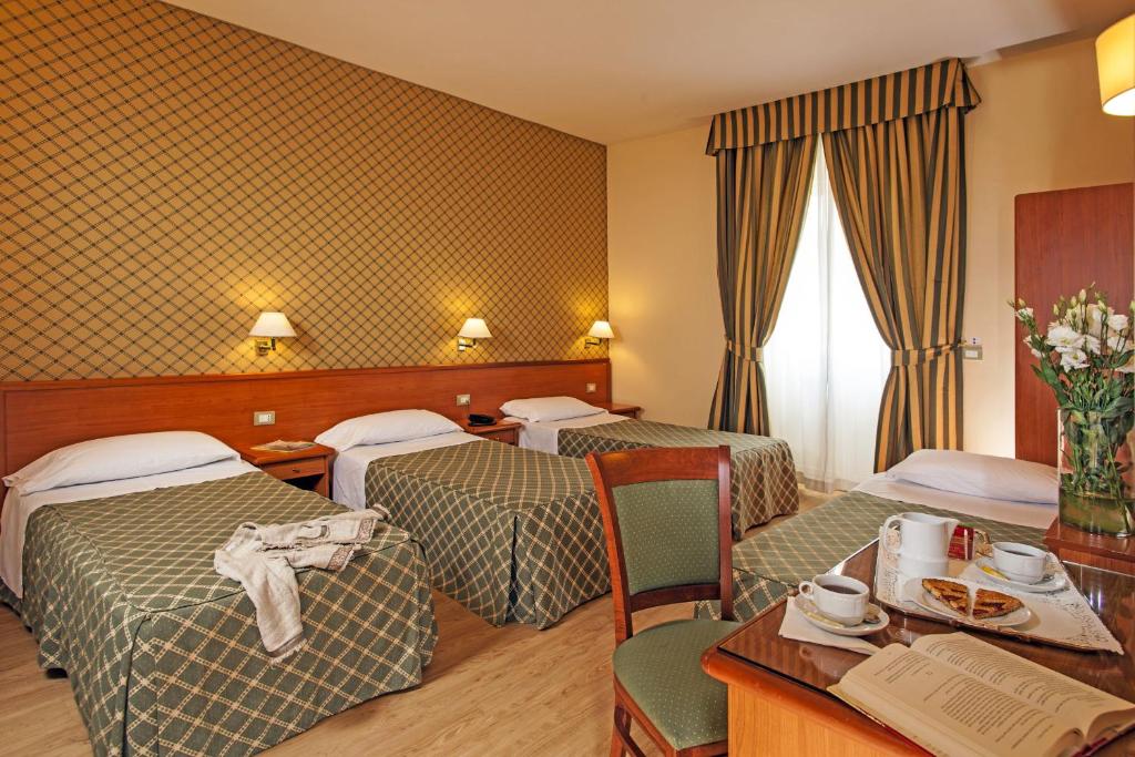 Postel nebo postele na pokoji v ubytování Hotel Colosseum