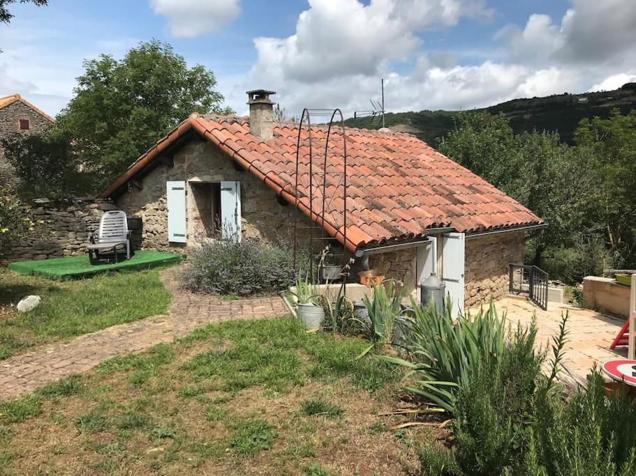 a small stone house with a red roof at Petite Maison pleine nature in La Bastide-Pradines
