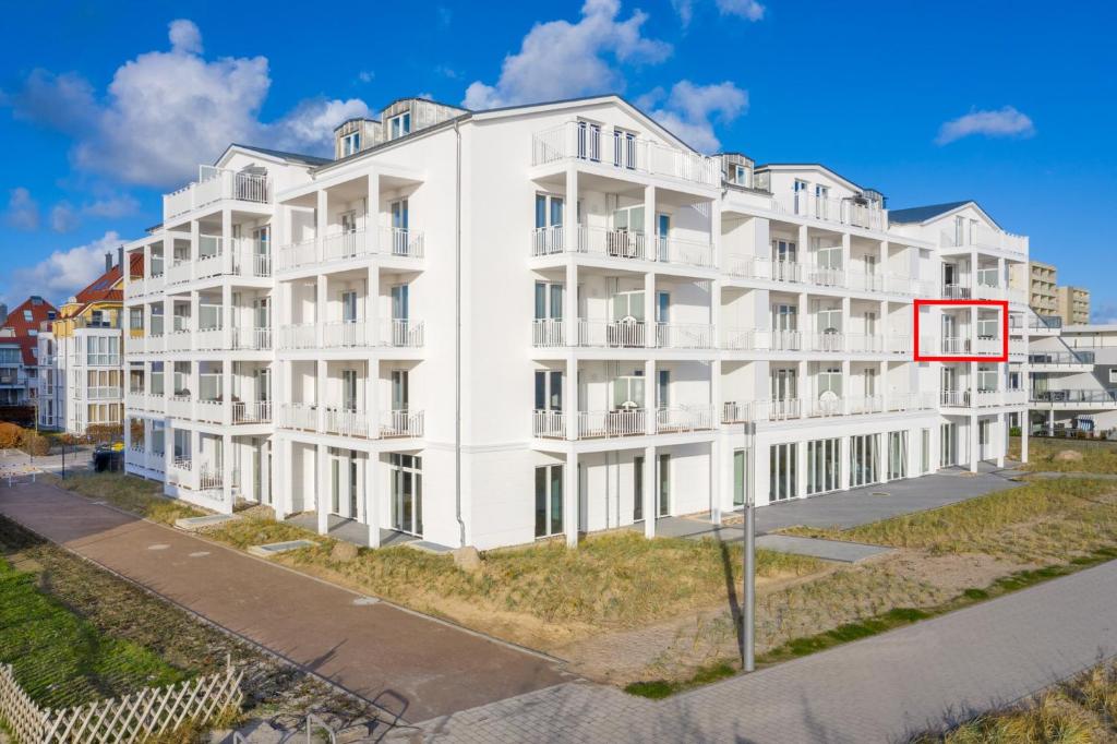un immeuble avec un panier de basket en face dans l'établissement Apartmentanlage Meerblickvilla Apartmentanlage Meerblickvilla 2-26, à Großenbrode