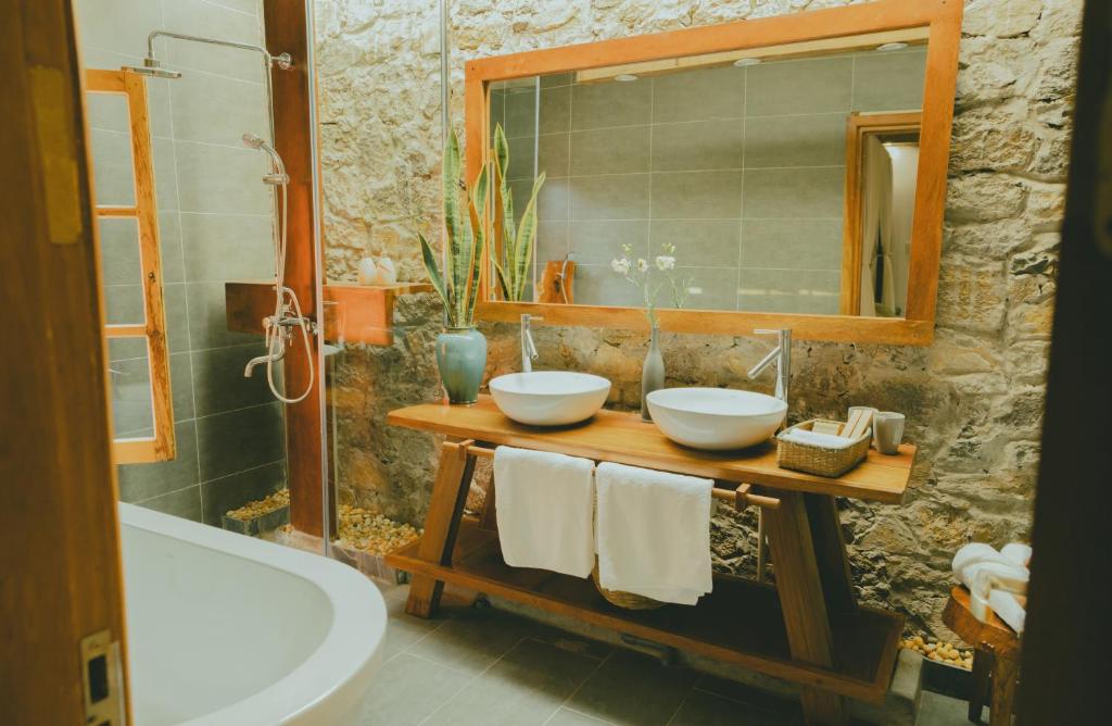 The Wooden Gate - 12