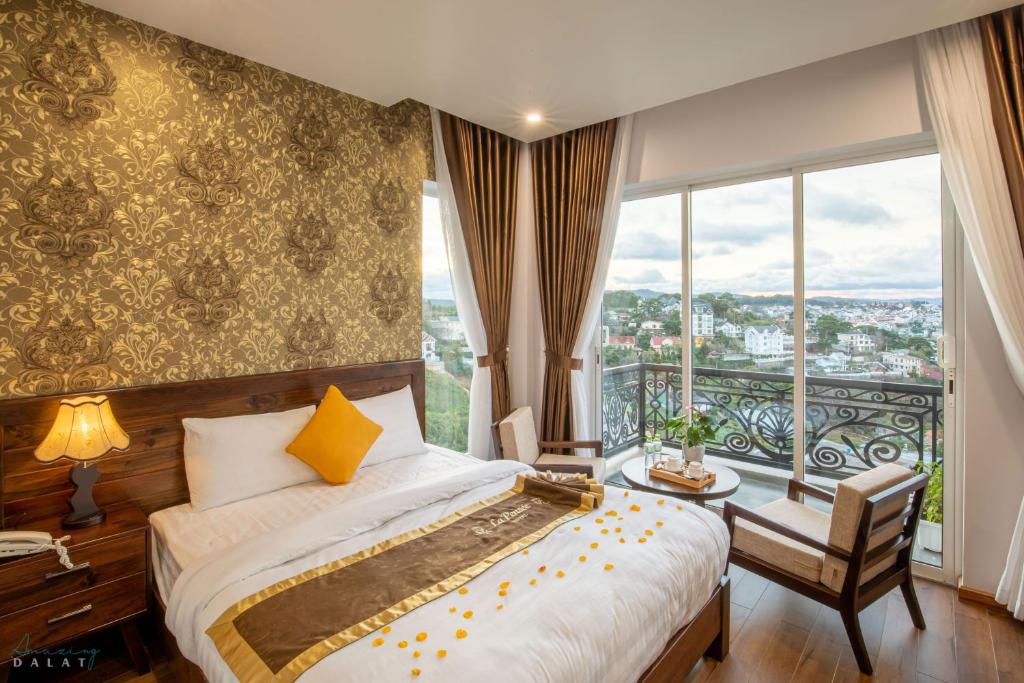 Postel nebo postele na pokoji v ubytování La Pense'e Hotel - Dalat