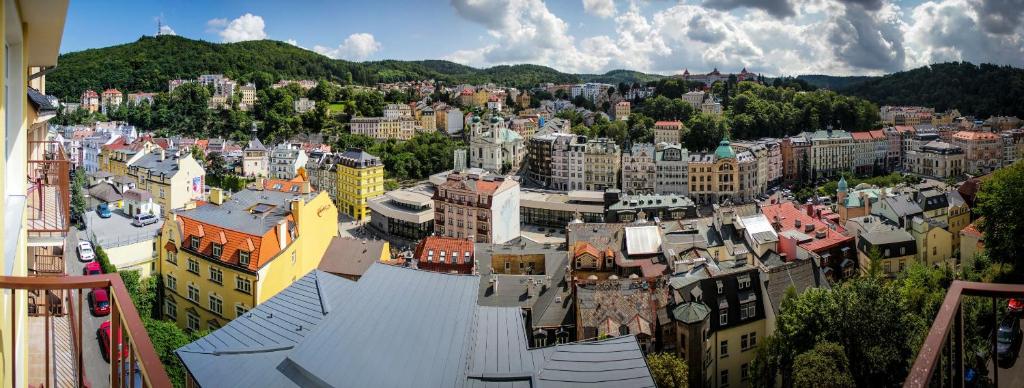 Nespecifikovaný výhled na hory nebo výhled na hory při pohledu z hotelu