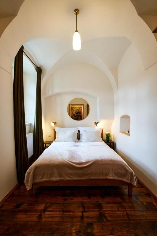 Baroque chaplain house Kaplanka 1796 A. D. - historical luxury apts in Bohemian Paradise - Apartamento Com Terraço